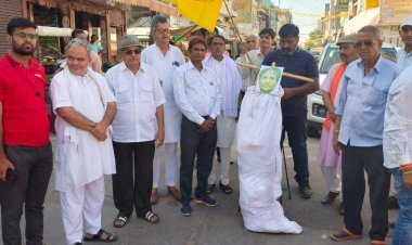 श्रीमाधोपुर के चौपड़ में पूर्व टी वी एंकर रवीश कुमार का पुतला जलाया विप्र सेना ने  विरोध प्रदर्शन कर अपमान नहीं सहने का दिया संदेश
