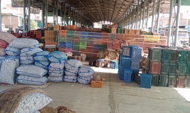 थोक सब्जी मंडी में अव्यवस्थाओं का आलम, किसानों के माल रखने के लिए बने यार्ड पर व्यापारियों ने जमाया कब्जा, किसानों को अपना माल रखना पड़ता है जमीन पर, घंटों तक खड़ा रहना पड़ता है तेज धूप में