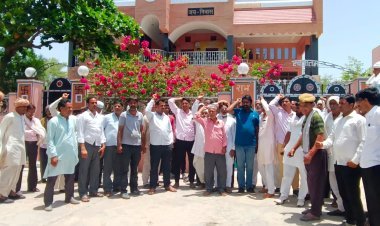 किसानों ने विधायक आवास पर किया प्रदर्शन, नहीं मिले विधायक 