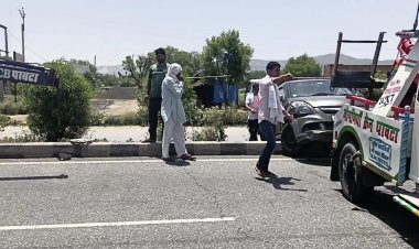 ट्रक की टक्कर से कार हुई क्षतिग्रस्त