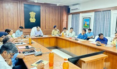 जिला कलेक्टर की अध्यक्षता में साप्ताहिक समीक्षा बैठक आयोजित 