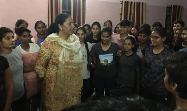 क्रीड़ा परिषद अध्यक्ष डॉ पूनिया ने खिलाड़ी बालिकाओं के साथ देखी फिल्म ‘चक दे इंडिया’