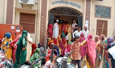 3 महीनों से भुगतान नहीं मिलने पर महिला कर्मचारियों ने नगर परिषद के आगे किया प्रदर्शन, आयुक्त ने 3 दिन में भुगतान देने का दिया आश्वासन 