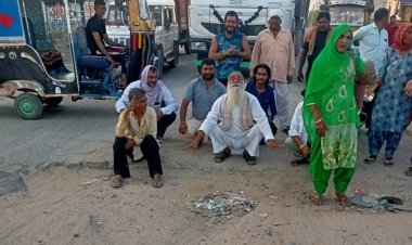 सडक़ों की बीच बने गडढों को दुरूस्त करवाने की माँग को लेकर किया प्रदर्शन