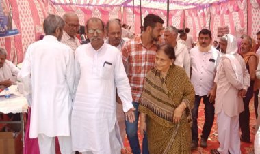 कविता यादव लाभार्थियों को फ्लैगशिप योजनाओं का लाभ लेने के लिए कर रही है प्रेरित