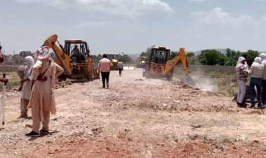 नगर विकास न्यास में अवैध प्लॉटिंग के विरुद्ध कार्यवाही करते हुए ग्रेवल सड़कों को किया खुर्द बुर्द