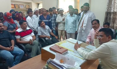 बिजली व पानी की समस्या को लेकर गोठया छोटी के ग्रामीण पूर्व विधायक न्यांगली के साथ बैठे धरने पर, 