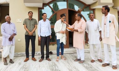 कुमारी जहान्वी को कांग्रेसी नेता बस्तीराम यादव ने किया सम्मानित