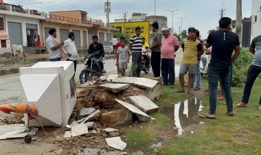 बालाजी मंदिर को कार ने मारी टक्कर ,कार चालक गाड़ी लेकर फरार..