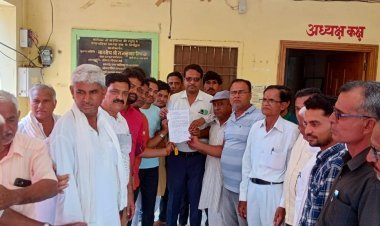 राजलदेसर कस्बे की विभिन्न समस्याओं को लेकर अधिशासी अधिकारी को दिया ज्ञापन   भाजपा नेताओं ने  मांगे नहीं मानी तो किया जाएगा आंदोलन