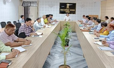 किसी भी आपातकालीन स्थिति से निपटने के लिए मुश्तैदी के साथ आपसी समन्वय रखें -कलक्टर - जिला कलक्टर की अध्यक्षता में आपदा प्रबंधन की बैठक आयोजित