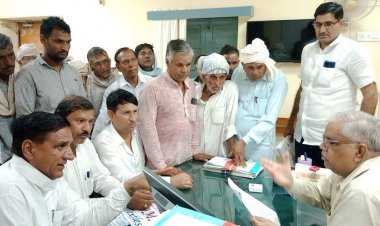 खिंवासर गांव को चूरू तहसील में रखने के लिए एडीएम को सौंपा ज्ञापन