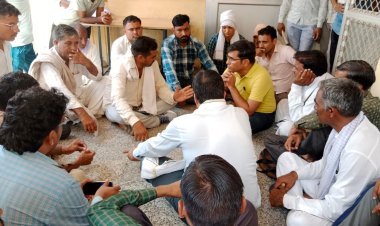 भादासर ग्रामीण विद्युत विभाग कार्यालय में किसानों ने दिया धरना, एईएन नरेंद्र पारीक को हटाने की मांग, मांग नहीं मानी तो बुधवार को बीकानेर रोड़ जाम करेंगे