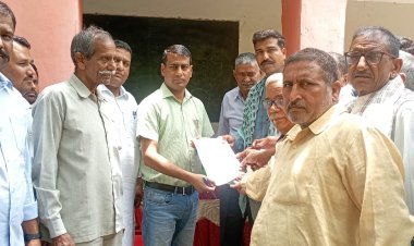 भादवाड़ी में श्मशान भूमि से अतिक्रमण हटाने की मांग  एसडीएम खंडेला को राहत कैम्प में ग्रामीणों ने ज्ञापन सौंपा   कांवट, ग्राम भादवाड़ी में ग्रामीणों ने बस स्टैंड के पास स्थित श्मशान भूमि से अतिक्रमण हटाने की मांग को लेकर मंहगाई राहत कैम्प भादवाड़ी में एसडीएम खंडेला बृजेश कुमार गुप्ता को ज्ञापन सौंपा। ग्रामीणों ने बताया कि श्मशान भूमि से अतिक्रमण हटाने के लिए एसडीएम को तीसरी बार ज्ञापन सौंपा है।   एसडीएम ने मामले को प्रसंज्ञान में लेकर 15 जुलाई तक अतिक्रमण हटाने का आश्वासन दिया।