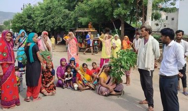 पानी की समस्या को लेकर महिलाओं ने लगाया जाम