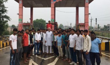 दो नगरपालिकाओं के बीच में टोल टैक्स नाका होने को बताया अनुचित         किसानों ने किया विरोध प्रदर्शन,टोल वसूली पर जताई नाराजगी