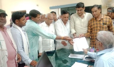 जिला परिषद सदस्यों ने साधारण सभा की बैठक का किया बहिष्कार, जिला प्रशासन को दिया ज्ञापन