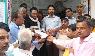 कार और बाइक की भिड़ंत में एक युवक की मौत का मामला, प्रशासन से सुलह के बाद पोस्ट मार्टम कर शव परिजनों को सुपुर्द ।