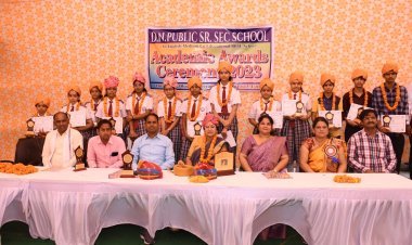 फाउंडेशन डे पर टॉपर विद्यार्थी सम्मानित