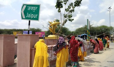 फतेहपुर । नगर पालिका की शहरी नरेगा योजना की महिला पोस्टर उतारते हुए 