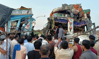 दो ट्रकों की भिडंत में चार घायल 