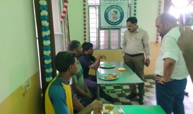 इंदिरा रसोईयों में अव्यवस्थाओं पर संभागीय आयुक्त ने जताई नाराजी संचालकों को नोटिस जारी करने के निर्देश