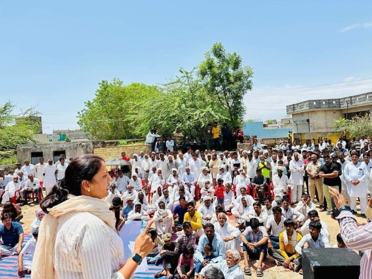 सादुलपुर विधायक निवास पर SC समाज की मीटिंग में डॉ कृष्णा पुनिया ने कहा कि पूर्व बसपा विधायक SC समाज के युवाओं के भविष्य को ख़राब किया