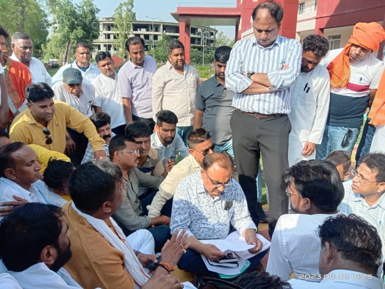 पेयजल समस्या से शहर विधायक हुए नाराज, मिनी सचिवालय में बैठे धरने पर