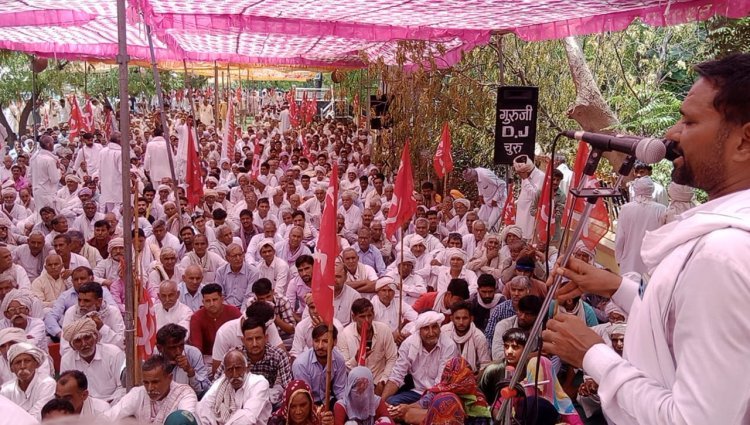 पद यात्रा करते हुए किसान पहुंचे चूरू, कलक्ट्रेट का घेराव कर किया विरोध प्रदर्शन कलक्ट्रेट के समक्ष की सभा,