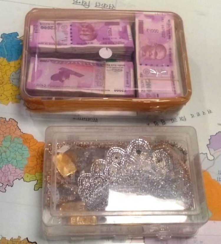 मुम्बई में करोड़ों की लूट के फरार आरोपियों को चूरू पुलिस ने किया गिरफ्तार हीरे जड़ित ज्वैलरी, सोने के बिस्किट व नगदी बरामद