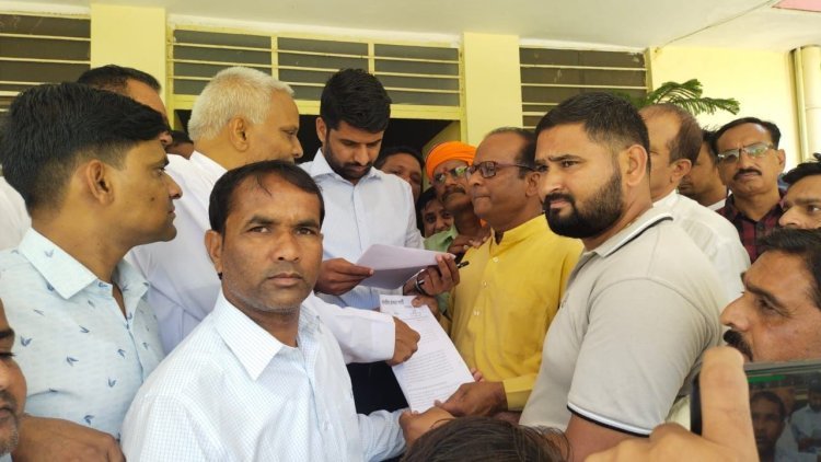 भाजपाइयों ने उपखंड अधिकारी को अतिक्रमण को लेकर सौंपा ज्ञापन*