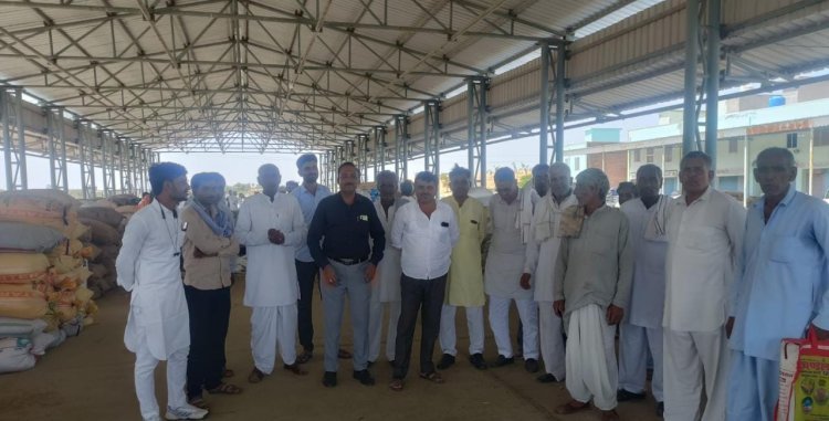 कृषि मंडी में खरीद केंद्र पर समिति अपने स्तर पर करवा रही हैं फसलों की तुलाई, समिति के चेयरमैन ने कहा तुलाई में किसानों के साथ नहीं होने देंगे भष्ट्राचार   