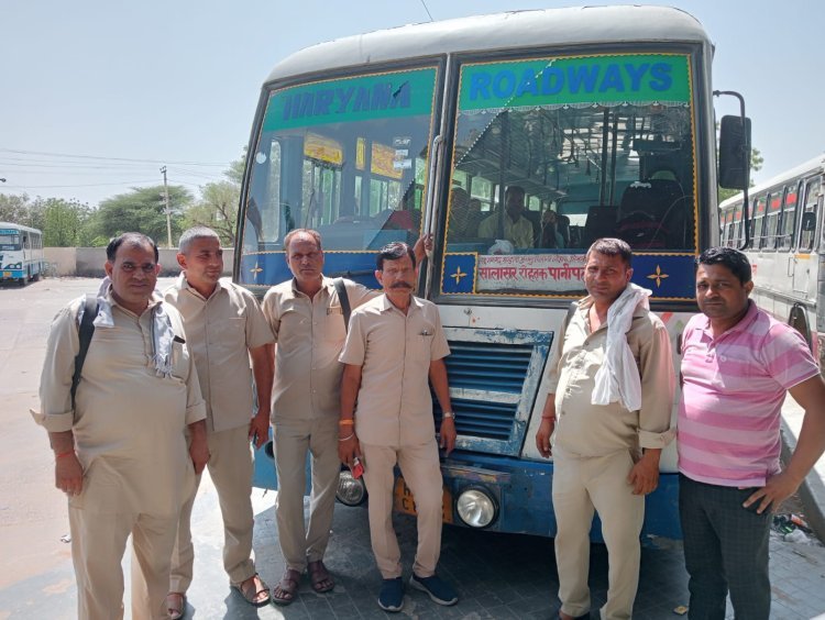 कस्बे के बस स्टेण्ड पर खड़ी हरियाणा रोडवेज बस डिपो के दो बसो के अज्ञात लोगो ने रात्रीकालीन मे शीशे तोड़े