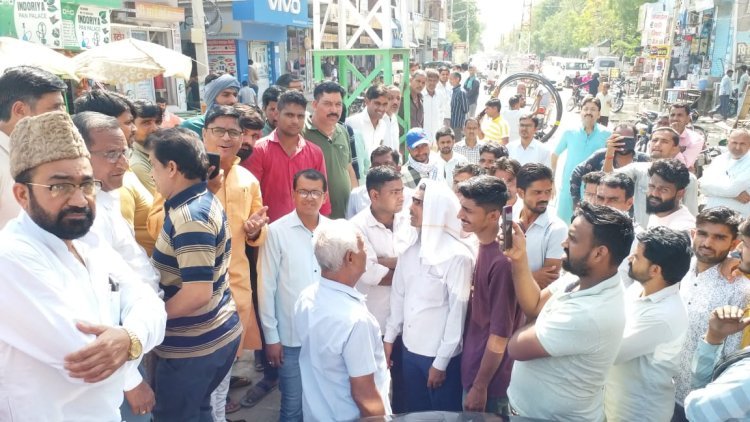गंदा पानी निकासी न होने पर व्यापारियों का फूटा गुस्सा