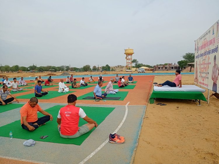 सादुलपुर खेल प्रशिक्षण शिविर में योग गुरु रामरस रामस्नेही ने सिखाये योग और आसन्न