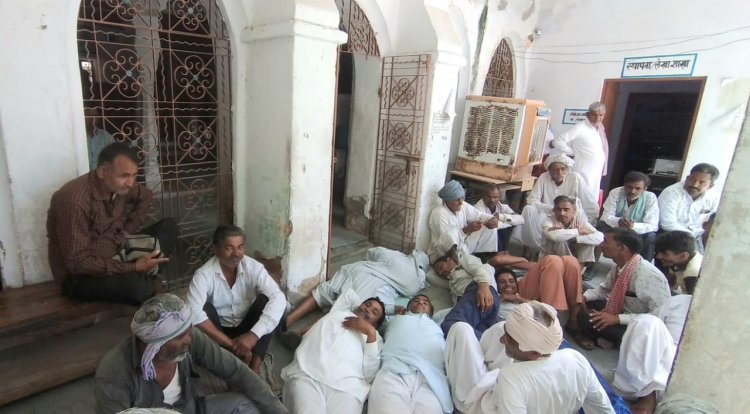 तहसील कार्यालय के मुख्य दरवाजे के आगे सोए ग्रामीण, रास्ता खुलवाने की पिछले 1 साल से ग्रामीण कर रहे हैं मांग