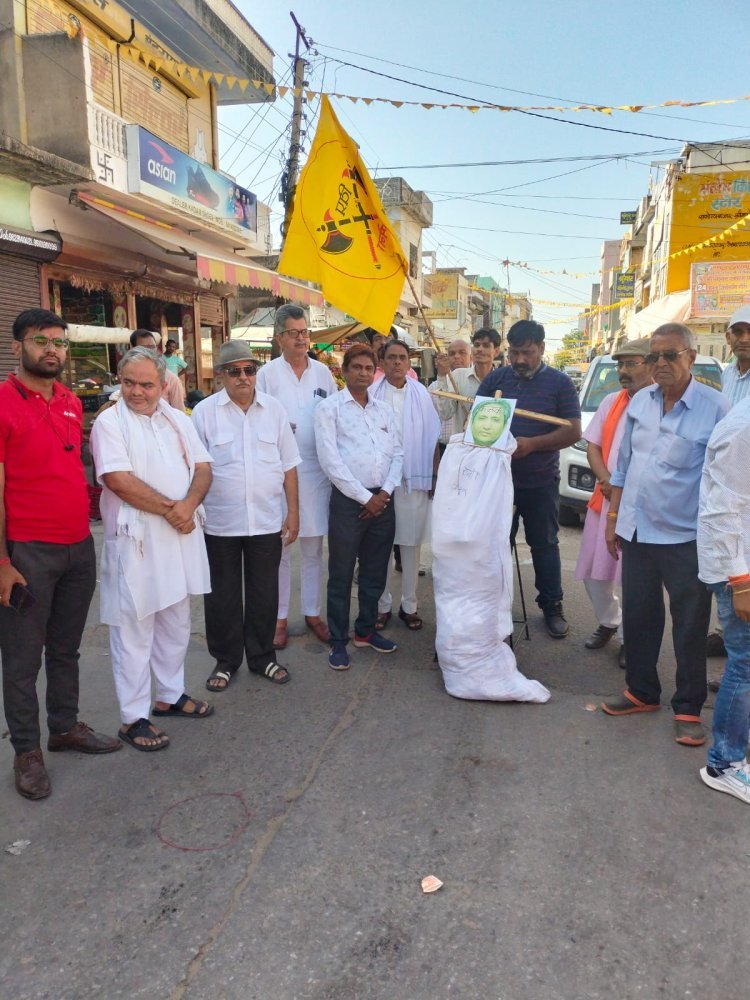 श्रीमाधोपुर के चौपड़ में पूर्व टी वी एंकर रवीश कुमार का पुतला जलाया विप्र सेना ने विरोध प्रदर्शन कर अपमान नहीं सहने का दिया संदेश