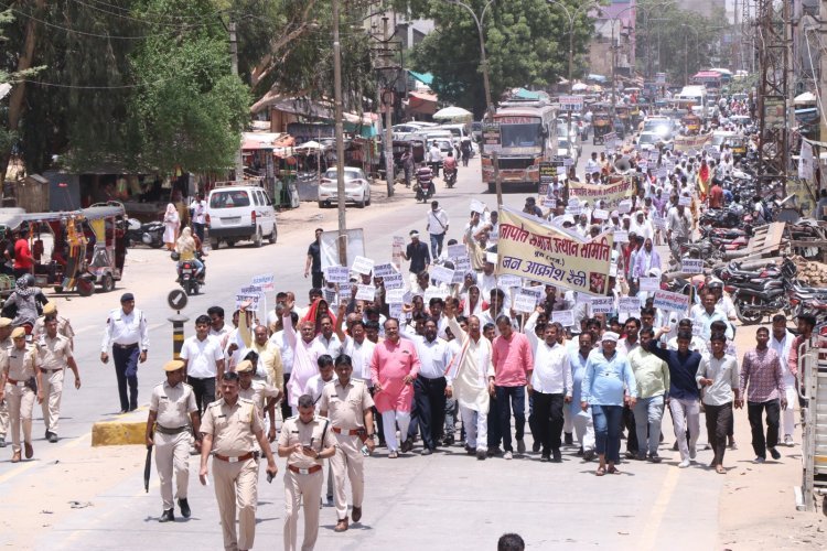 प्रजापति समाज ने की सभा, विरोध प्रदर्शन कर कलक्टर को दिया ज्ञापन