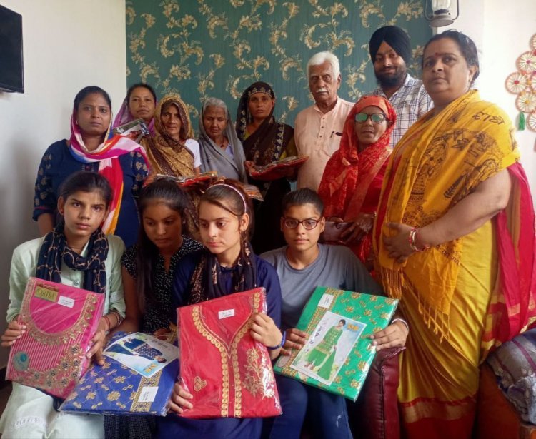नेक कमाई समूह के प्रयास से जरूरतमंद महिलाओं को दी साडिय़ां