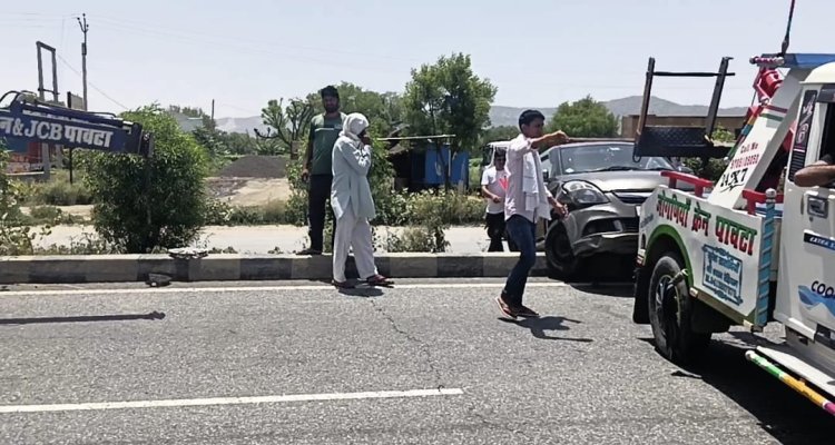 ट्रक की टक्कर से कार हुई क्षतिग्रस्त