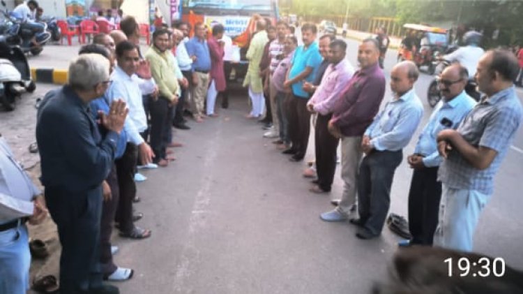 रसद सामग्री से भरा ट्रक किया रवाना