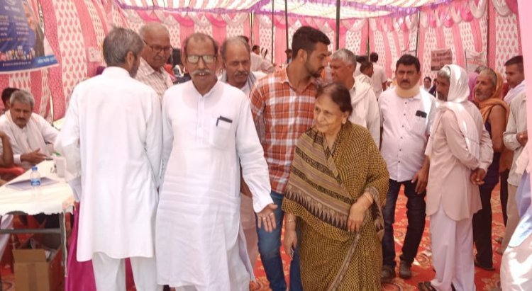 कविता यादव लाभार्थियों को फ्लैगशिप योजनाओं का लाभ लेने के लिए कर रही है प्रेरित