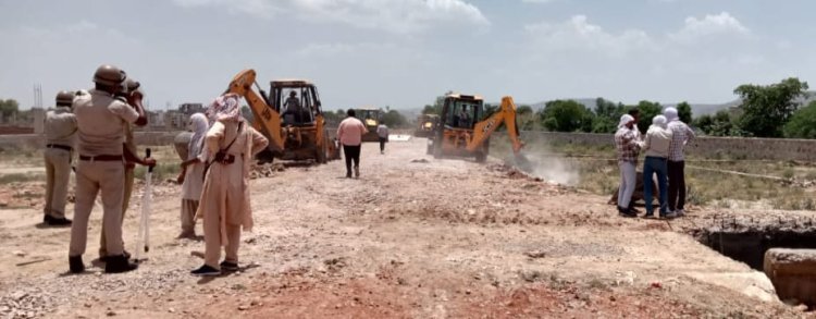 नगर विकास न्यास में अवैध प्लॉटिंग के विरुद्ध कार्यवाही करते हुए ग्रेवल सड़कों को किया खुर्द बुर्द