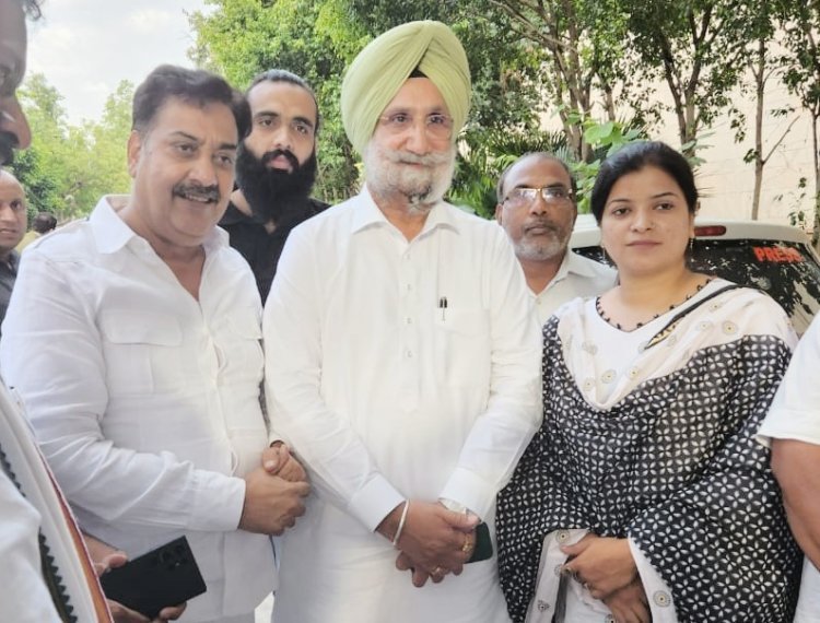 तनवीर खान ने कांग्रेस प्रदेश प्रभारी रंधावा से की मुलाक़ात, दिया फीडबैक