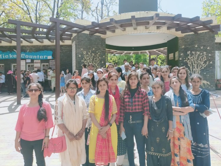बीएड के विद्यार्थियों ने किया शैक्षणिक भ्रमण