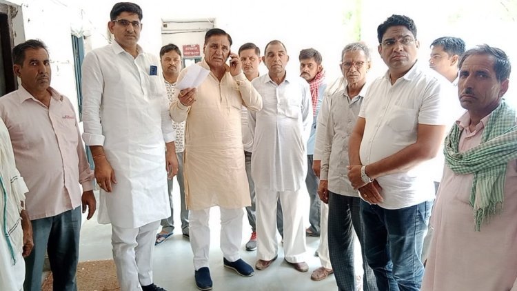फसल बीमा क्लेम को लेकर कलक्टर को सौंपा ज्ञापन