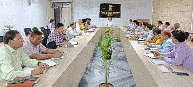 किसी भी आपातकालीन स्थिति से निपटने के लिए मुश्तैदी के साथ आपसी समन्वय रखें -कलक्टर - जिला कलक्टर की अध्यक्षता में आपदा प्रबंधन की बैठक आयोजित