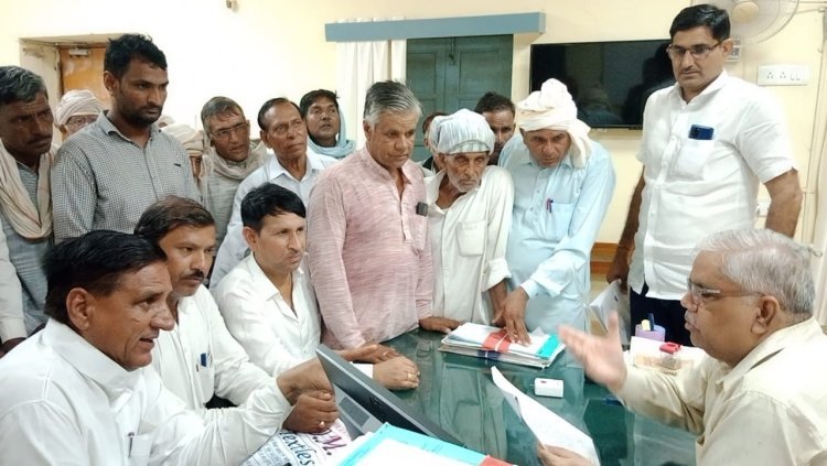 खिंवासर गांव को चूरू तहसील में रखने के लिए एडीएम को सौंपा ज्ञापन