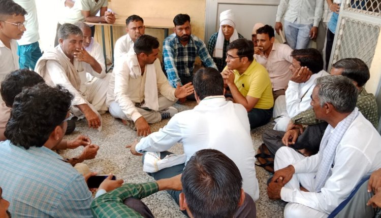 भादासर ग्रामीण विद्युत विभाग कार्यालय में किसानों ने दिया धरना, एईएन नरेंद्र पारीक को हटाने की मांग, मांग नहीं मानी तो बुधवार को बीकानेर रोड़ जाम करेंगे