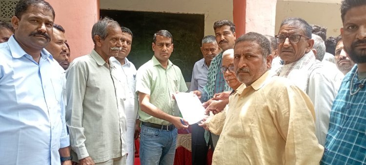 भादवाड़ी में श्मशान भूमि से अतिक्रमण हटाने की मांग  एसडीएम खंडेला को राहत कैम्प में ग्रामीणों ने ज्ञापन सौंपा   कांवट, ग्राम भादवाड़ी में ग्रामीणों ने बस स्टैंड के पास स्थित श्मशान भूमि से अतिक्रमण हटाने की मांग को लेकर मंहगाई राहत कैम्प भादवाड़ी में एसडीएम खंडेला बृजेश कुमार गुप्ता को ज्ञापन सौंपा। ग्रामीणों ने बताया कि श्मशान भूमि से अतिक्रमण हटाने के लिए एसडीएम को तीसरी बार ज्ञापन सौंपा है।   एसडीएम ने मामले को प्रसंज्ञान में लेकर 15 जुलाई तक अतिक्रमण हटाने का आश्वासन दिया।